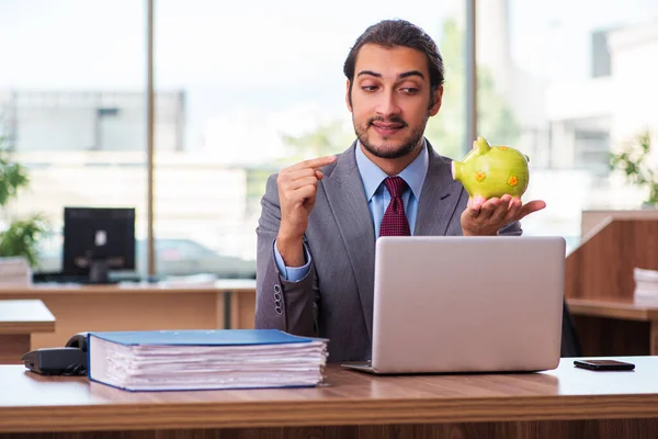 Jonge mannelijke werknemer in pensioenconcept — Stockfoto