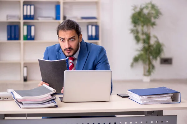 Jeune employé masculin travaillant au bureau — Photo