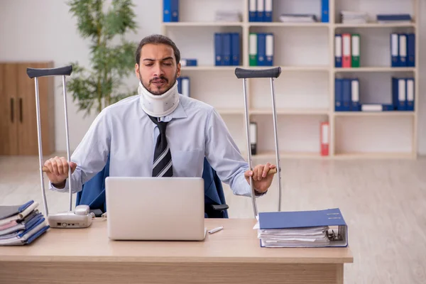 Jovem empregado após acidente de trabalho no escritório — Fotografia de Stock