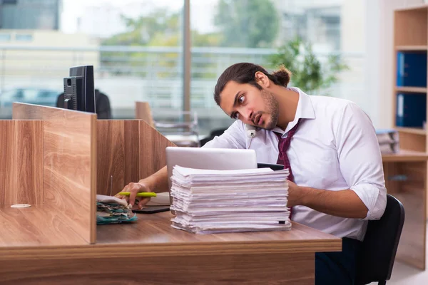 Junge männliche Buchhalterin unzufrieden mit übermäßiger Arbeit im Büro — Stockfoto