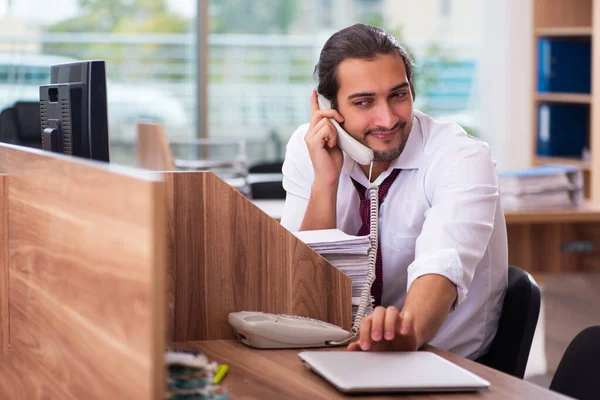 Joven empleado masculino en concepto de espionaje industrial — Foto de Stock