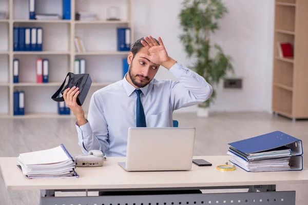 Joven empleado masculino con gafas virtuales en el lugar de trabajo —  Fotos de Stock