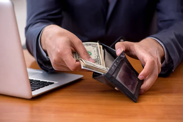 報酬の概念で財布を保持する若い男性従業員 — ストック写真