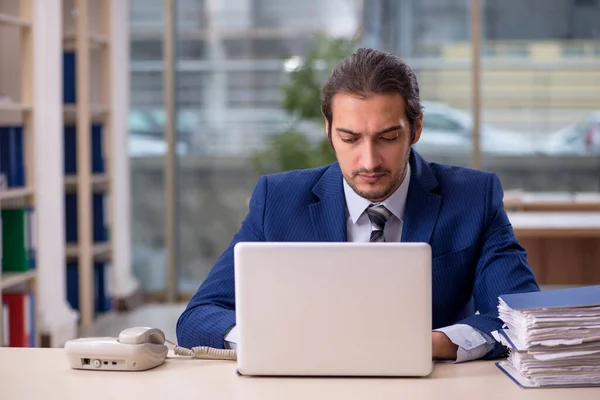 Joven empleado masculino que trabaja en la oficina — Foto de Stock