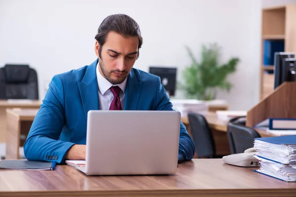 Jeune employé masculin travaillant sur le lieu de travail — Photo