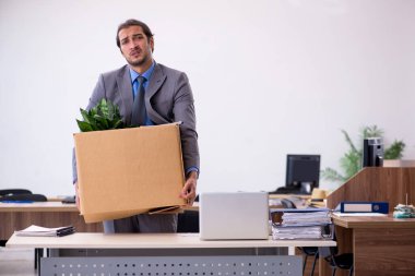 Genç erkek çalışanın işinden kovulması