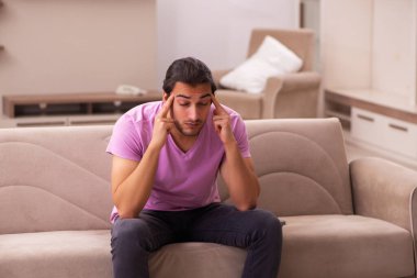 Genç adam salgın sırasında evde kalıyor.