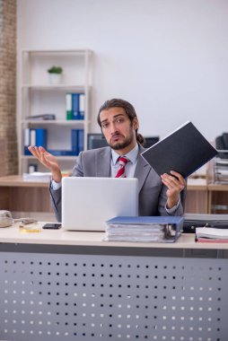 Ofiste çalışan genç bir erkek.