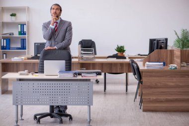 Ofiste çalışan genç bir erkek.