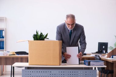 Eski erkek çalışanın işinden kovulması.