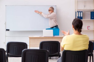 Genç erkek öğrenci ve salgın konsepti konusunda deneyimli öğretmen.