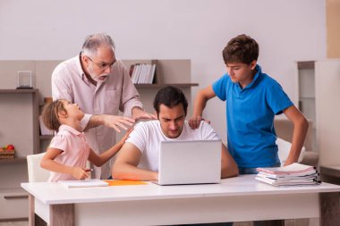 Salgın sırasında evde üç nesil