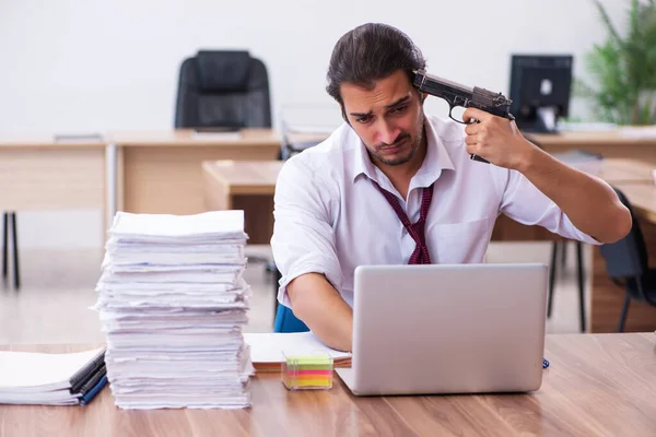 Junge männliche Angestellte unzufrieden mit exzessiver Arbeit im Büro — Stockfoto