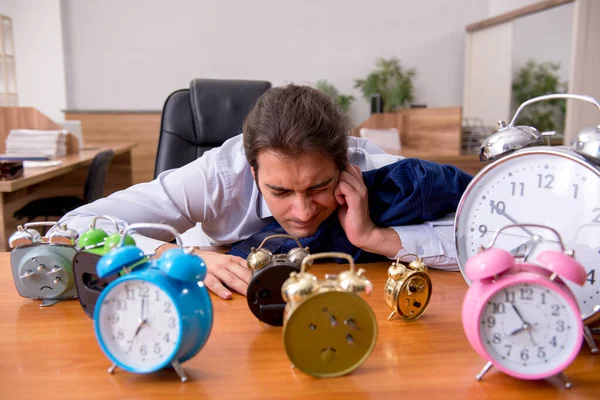 Karyawan laki-laki muda tidur di kantor dalam manajemen waktu bersama — Stok Foto