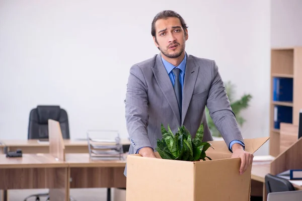 Junger männlicher Mitarbeiter wird entlassen — Stockfoto