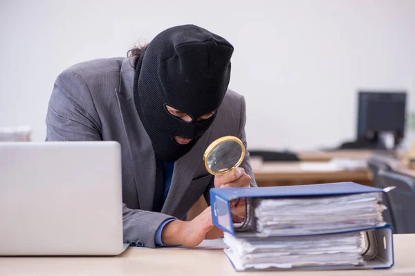 Junge männliche Mitarbeiter in Wirtschaftsspionage-Konzept — Stockfoto