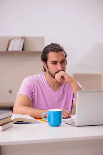 Joven estudiante masculino preparándose para los exámenes en casa — Foto de Stock