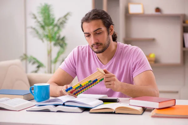 Jovem estudante do sexo masculino se preparando para exames em casa — Fotografia de Stock