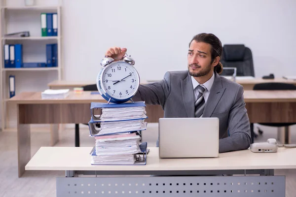 Ung manlig anställd i time management koncept — Stockfoto