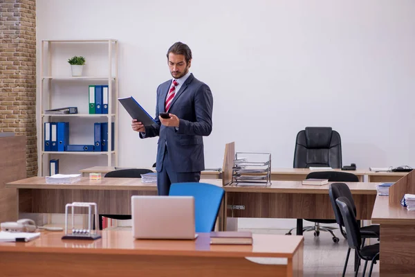 Jeune homme d'affaires employé assis dans le bureau — Photo