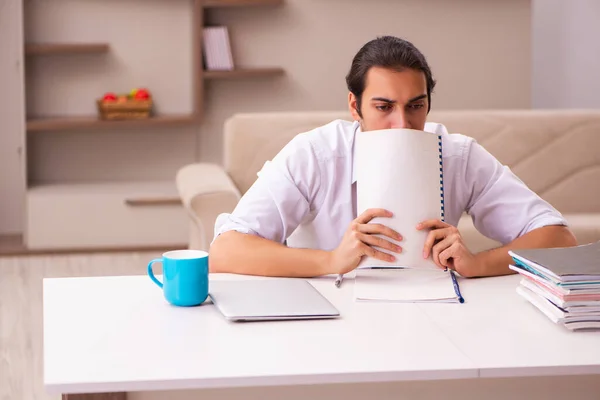 Junge männliche Mitarbeiter arbeiten während der Pandemie von zu Hause aus — Stockfoto