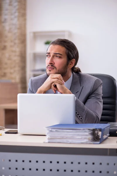 Giovane dipendente maschile che lavora in ufficio — Foto Stock