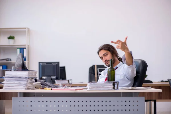 사무실에서 술을 마시는 젊은 남성 고용인 — 스톡 사진