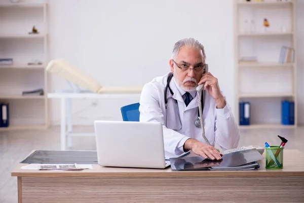 Gammal manlig läkare i telemedicin koncept — Stockfoto