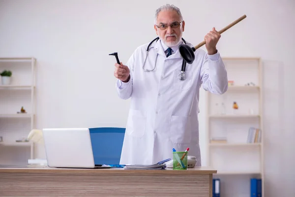 Alte männliche Arzt Hals-Nasen-Ohren-Arzt arbeitet in der Klinik — Stockfoto