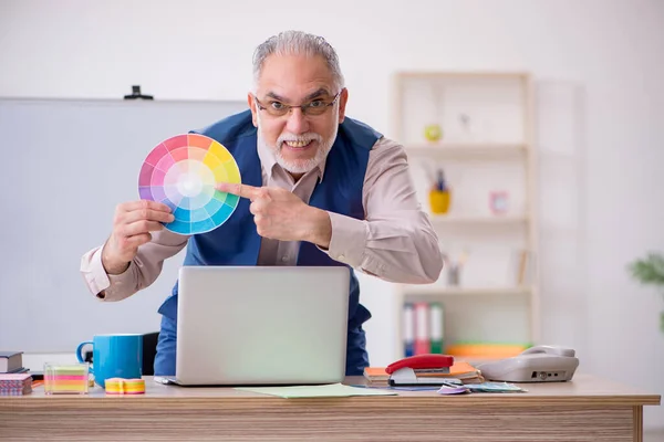 Viejo diseñador masculino trabajando en la oficina —  Fotos de Stock