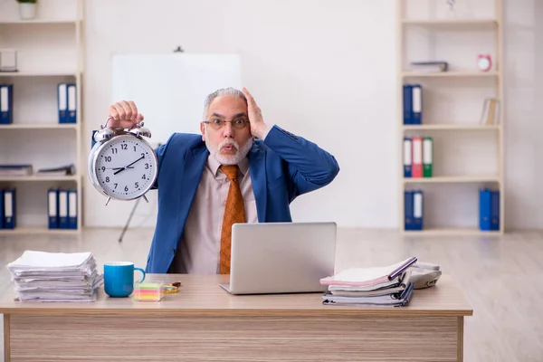Vecchio imprenditore dipendente nel concetto di gestione del tempo — Foto Stock