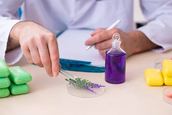 Vieux chimiste masculin testant le savon dans le laboratoire — Photo
