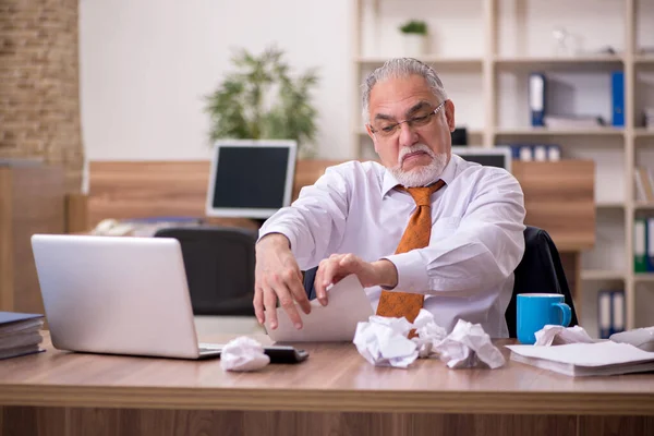 Oude mannelijke werknemer in het concept papierrecycling — Stockfoto