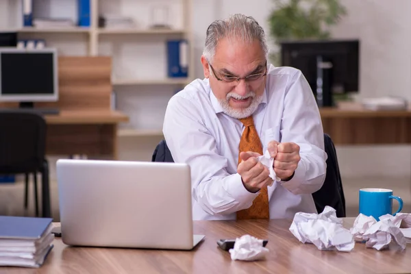 Velho empregado masculino no conceito de reciclagem de papel — Fotografia de Stock