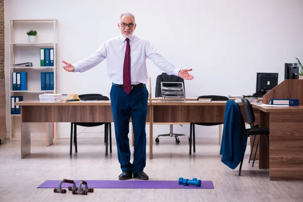 Vecchio impiegato uomo d'affari che fa esercizi sportivi in ufficio — Foto Stock
