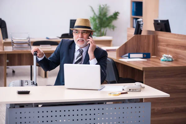 Vecchio dipendente maschile che si prepara per viaggiare in ufficio — Foto Stock