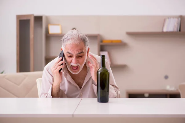 Alter Mann trinkt zu Hause Alkohol — Stockfoto