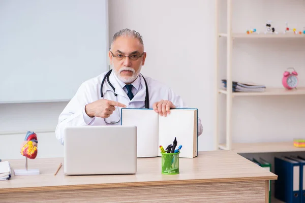 Velho professor de medicina do sexo masculino na sala de aula durante pandemia — Fotografia de Stock