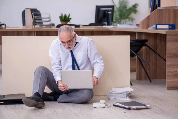 Velho empresário empregado em conceito de falência no escritório — Fotografia de Stock