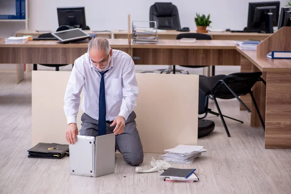 Old businessman employee in bankruptcy concept in the office — Stock Photo, Image