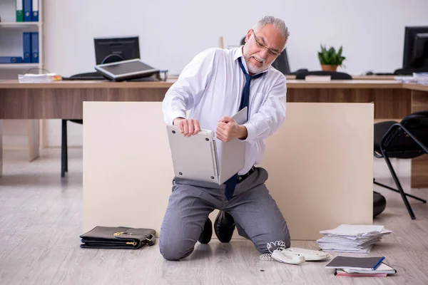 Old businessman employee in bankruptcy concept in the office — Stock Photo, Image