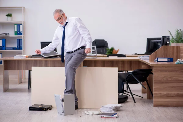 Velho empresário empregado em conceito de falência no escritório — Fotografia de Stock