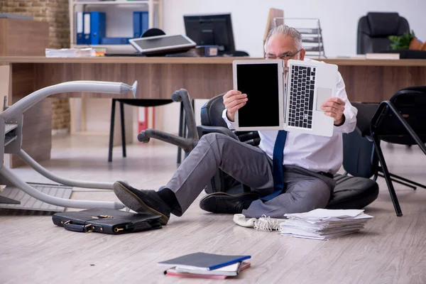 Antiguo empleado de negocios en concepto de bancarrota en la oficina — Foto de Stock