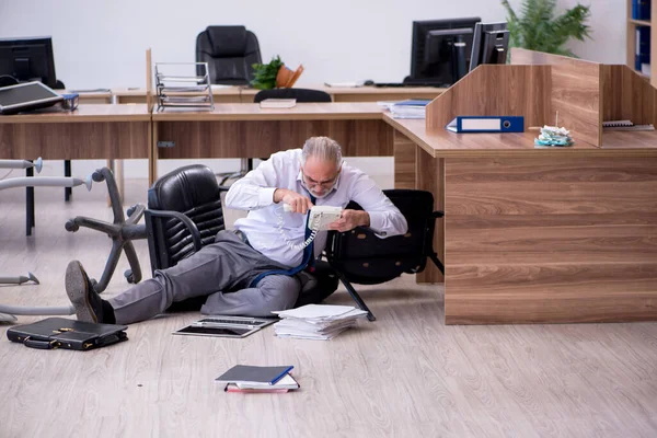 Old businessman employee in bankruptcy concept in the office — Stock Photo, Image