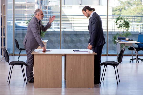 Два бизнесмена обсуждают бизнес-проект