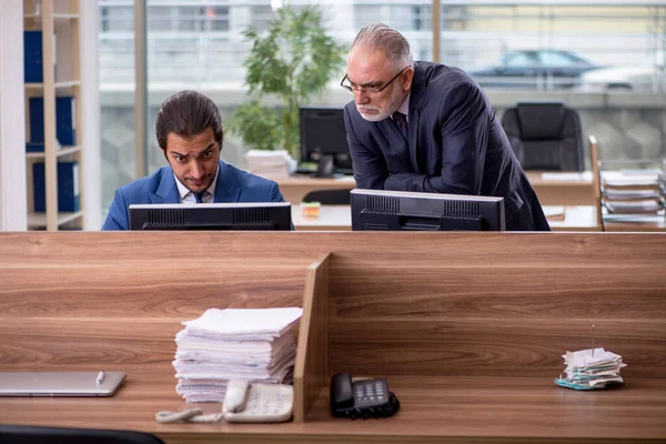 Due impiegati uomini d'affari che lavorano in ufficio — Foto Stock