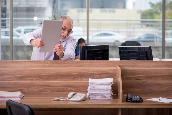 Due impiegati uomini d'affari che lavorano in ufficio — Foto Stock