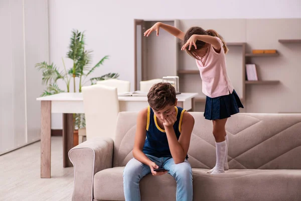 Pojken och hans lillasyster stannar hemma under pandemin — Stockfoto