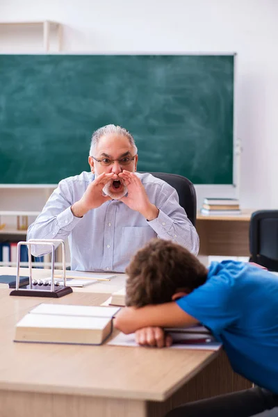 Viejo maestro y colegial en el aula — Foto de Stock