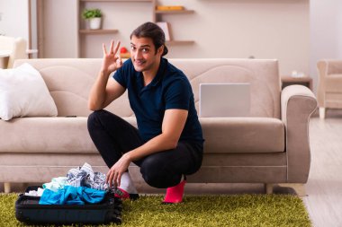 Genç adam eve dönüş yolculuğuna hazırlanıyor.